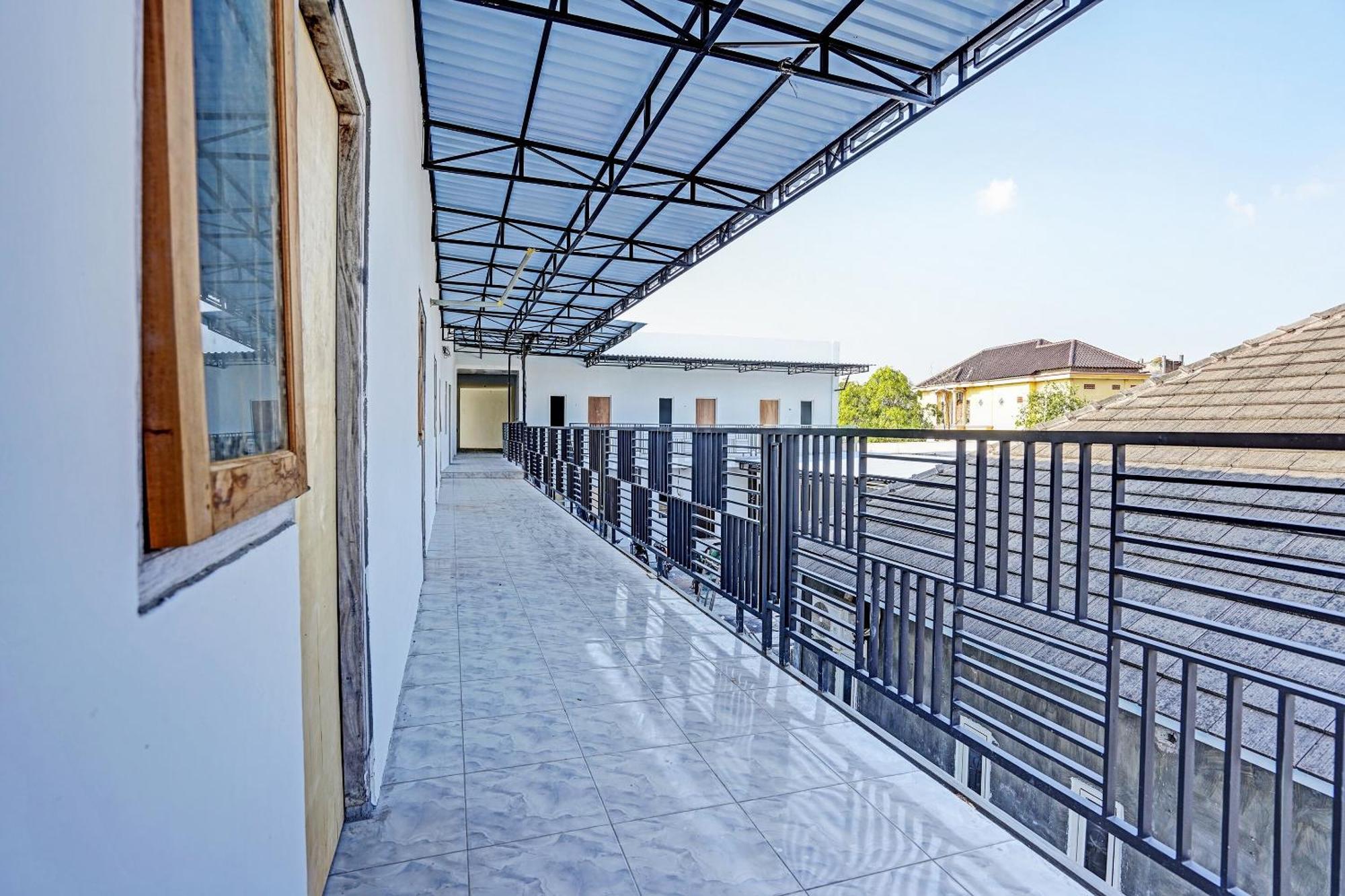 Oyo Life 91594 Bungah Residence Syariah Gresik Exterior foto