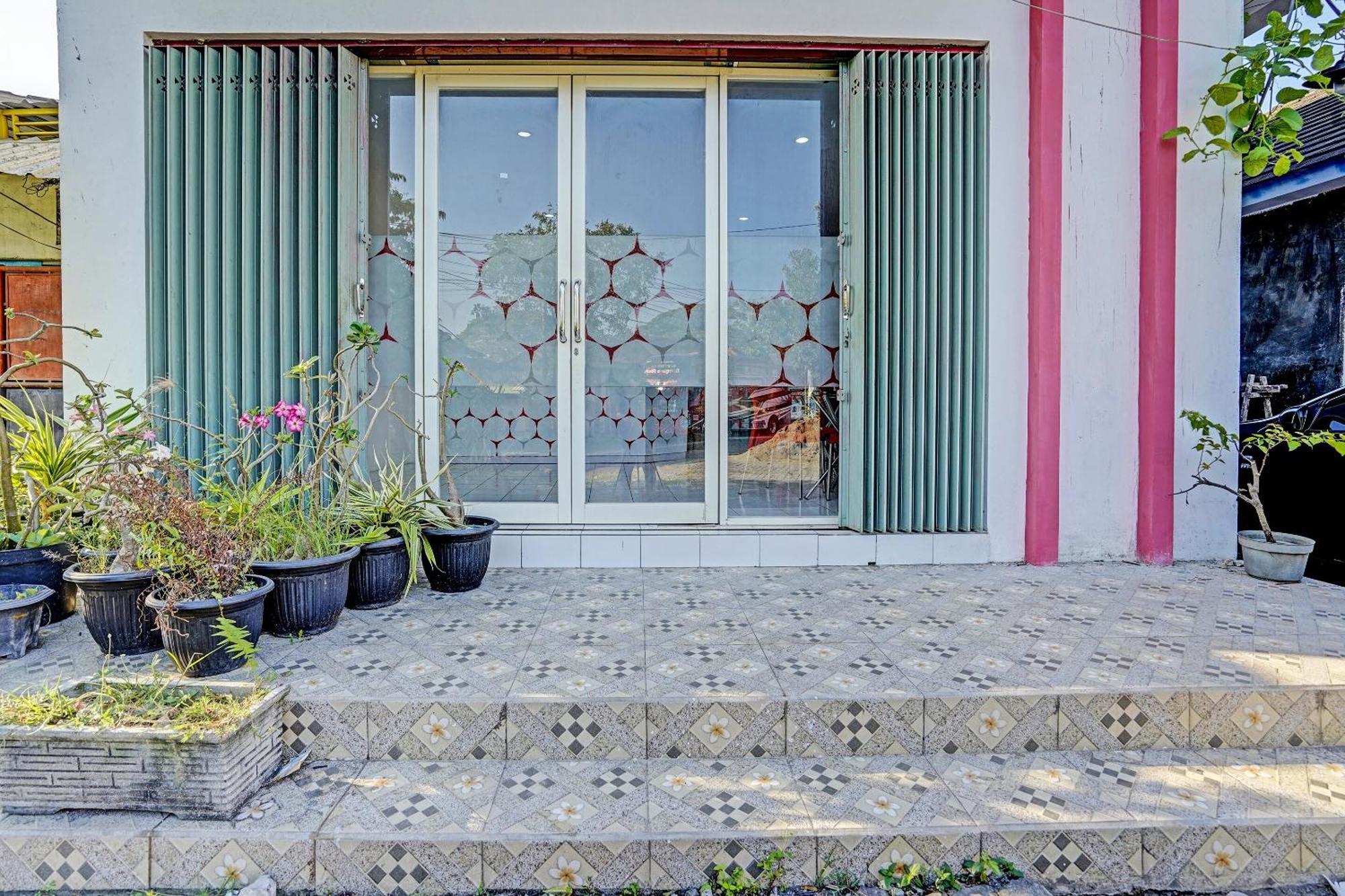 Oyo Life 91594 Bungah Residence Syariah Gresik Exterior foto